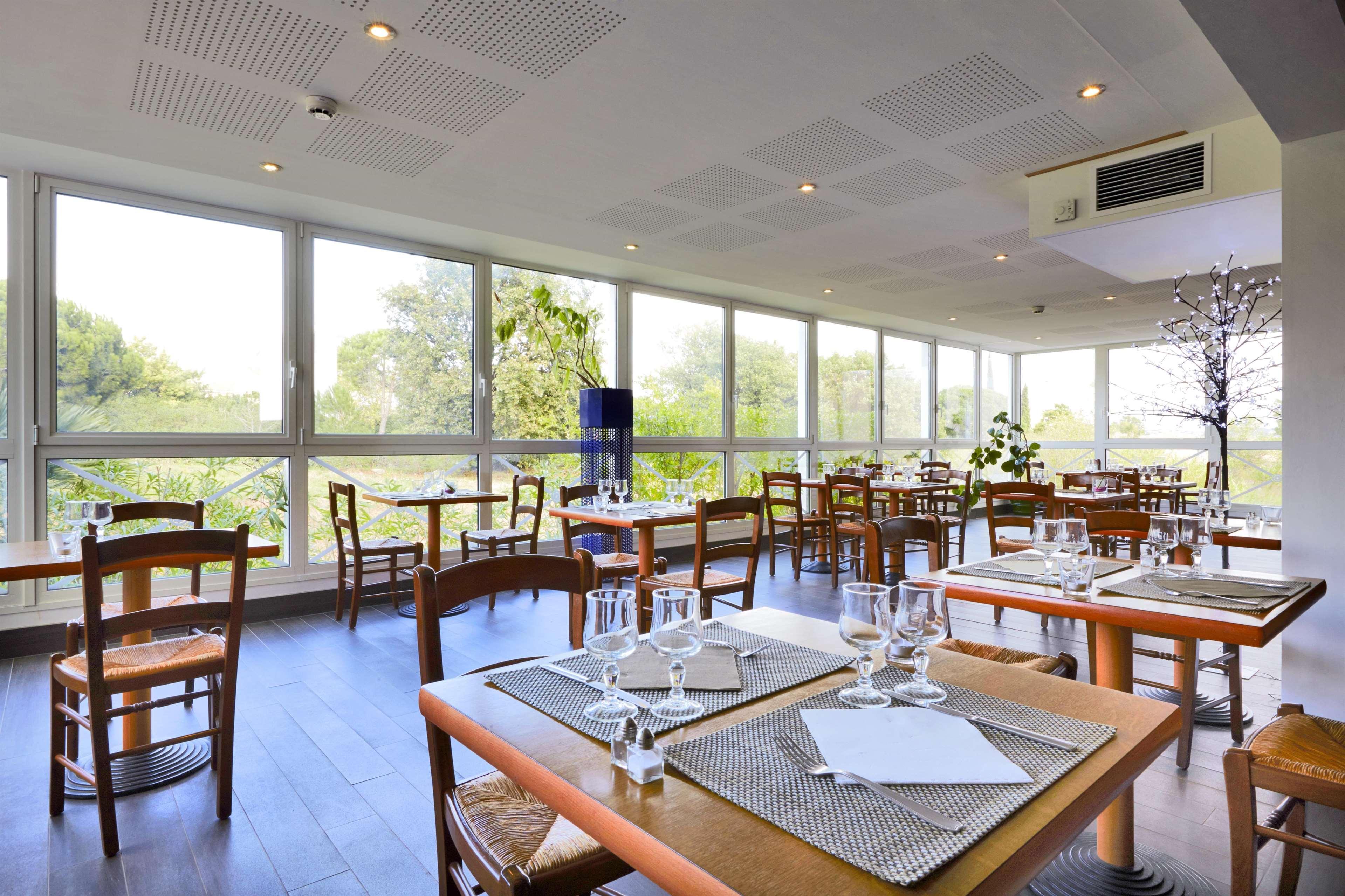 Hotel Restaurant Kyriad Fréjus Eksteriør bilde