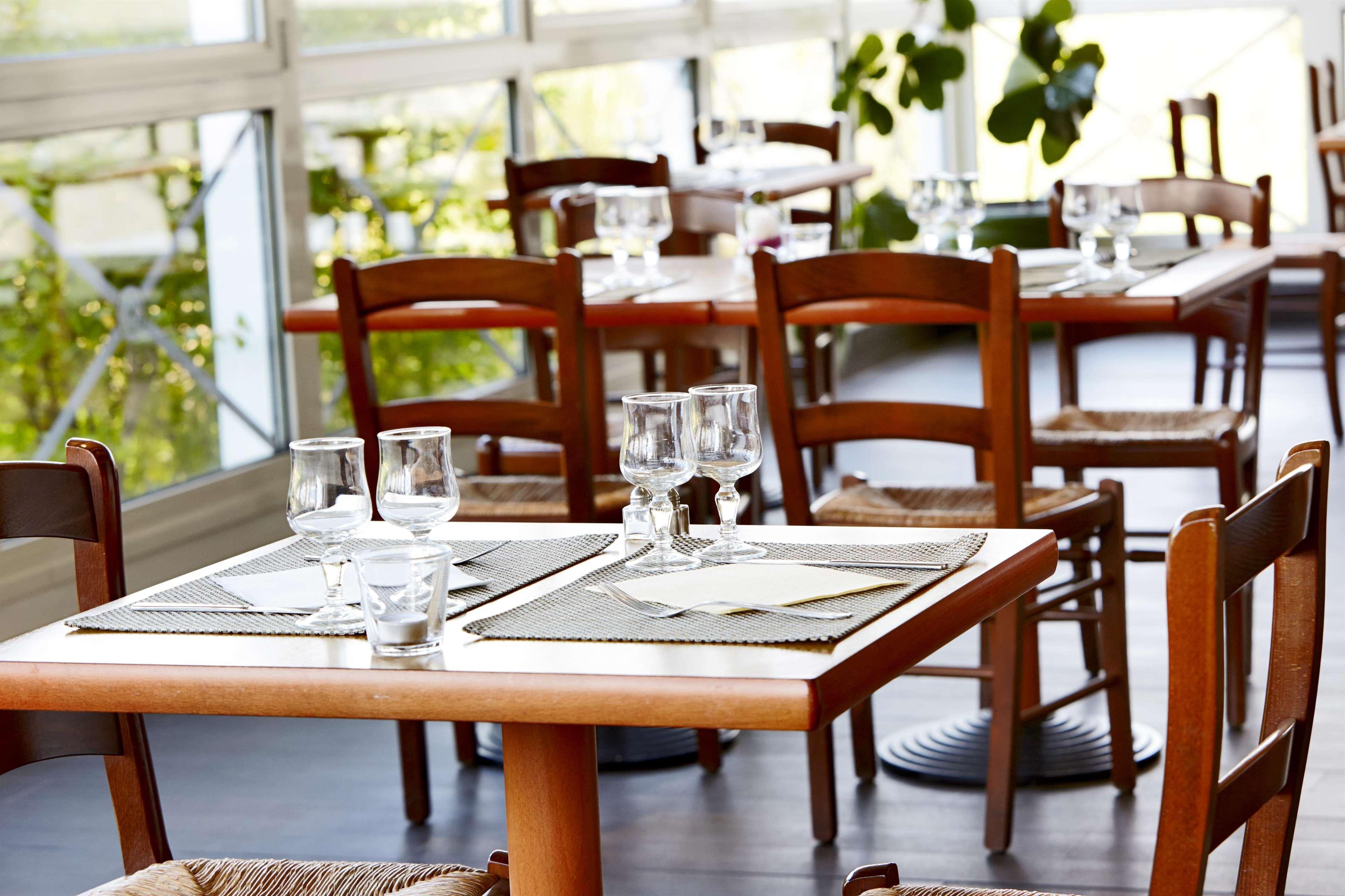 Hotel Restaurant Kyriad Fréjus Eksteriør bilde