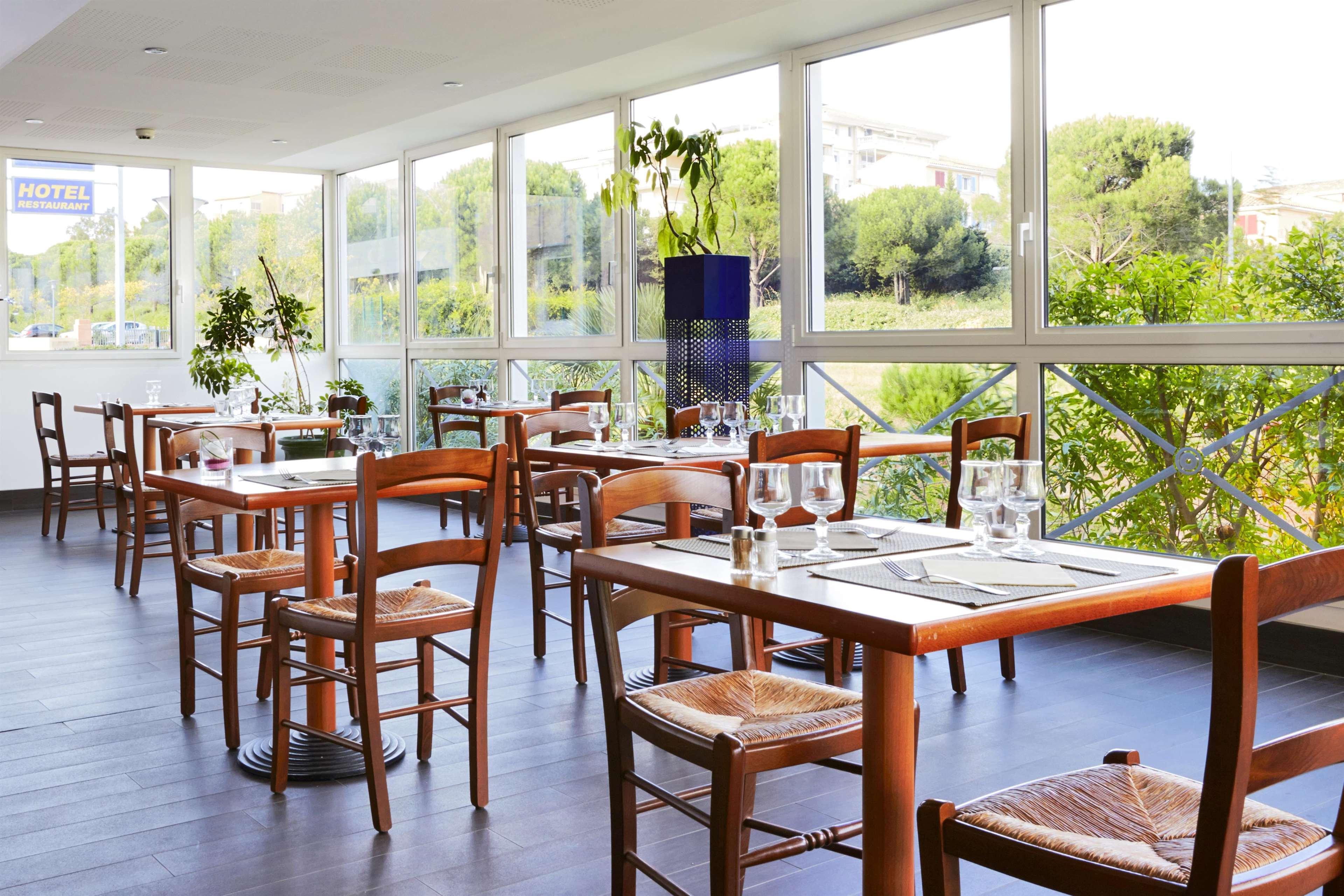Hotel Restaurant Kyriad Fréjus Eksteriør bilde
