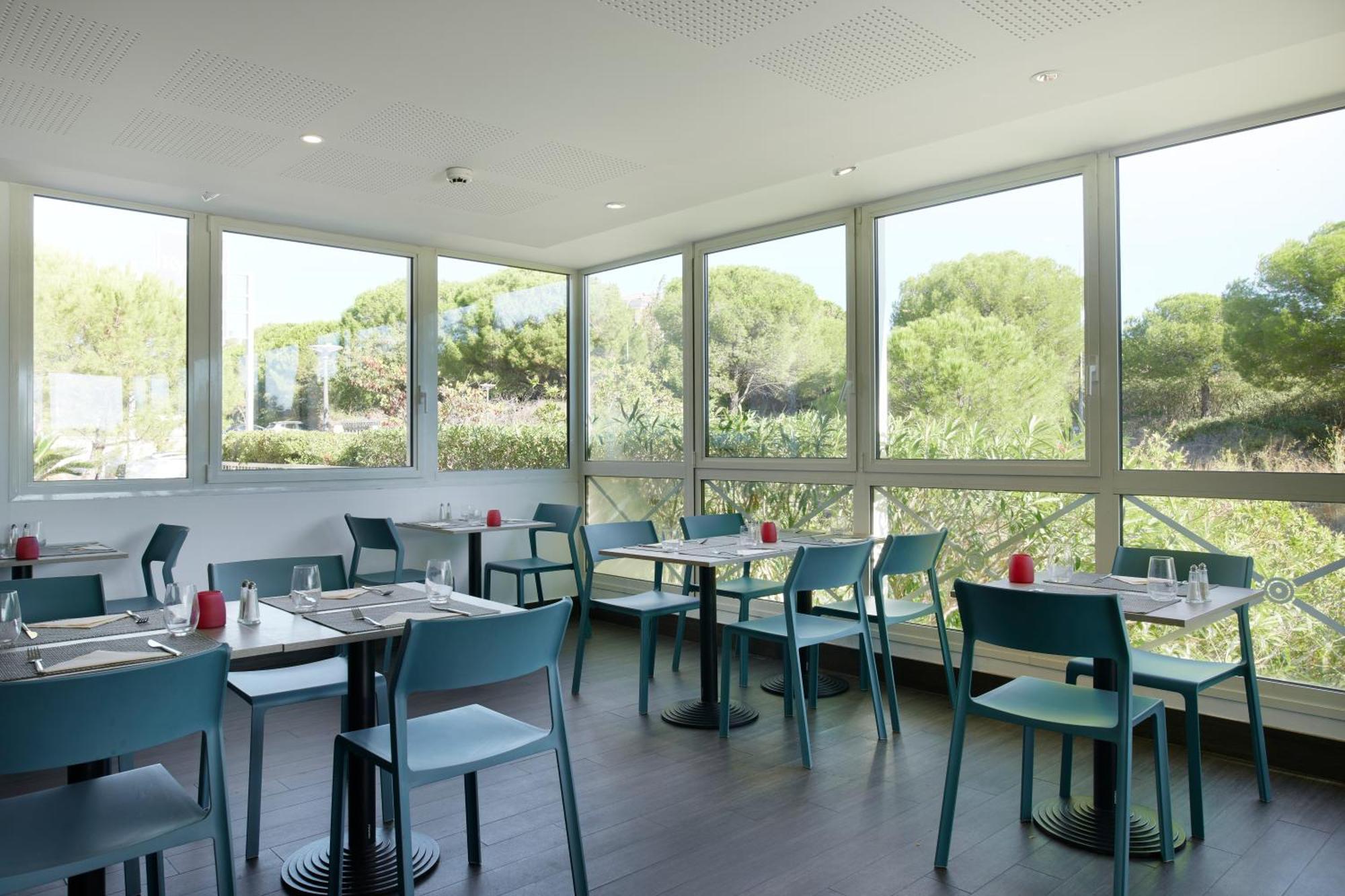 Hotel Restaurant Kyriad Fréjus Eksteriør bilde