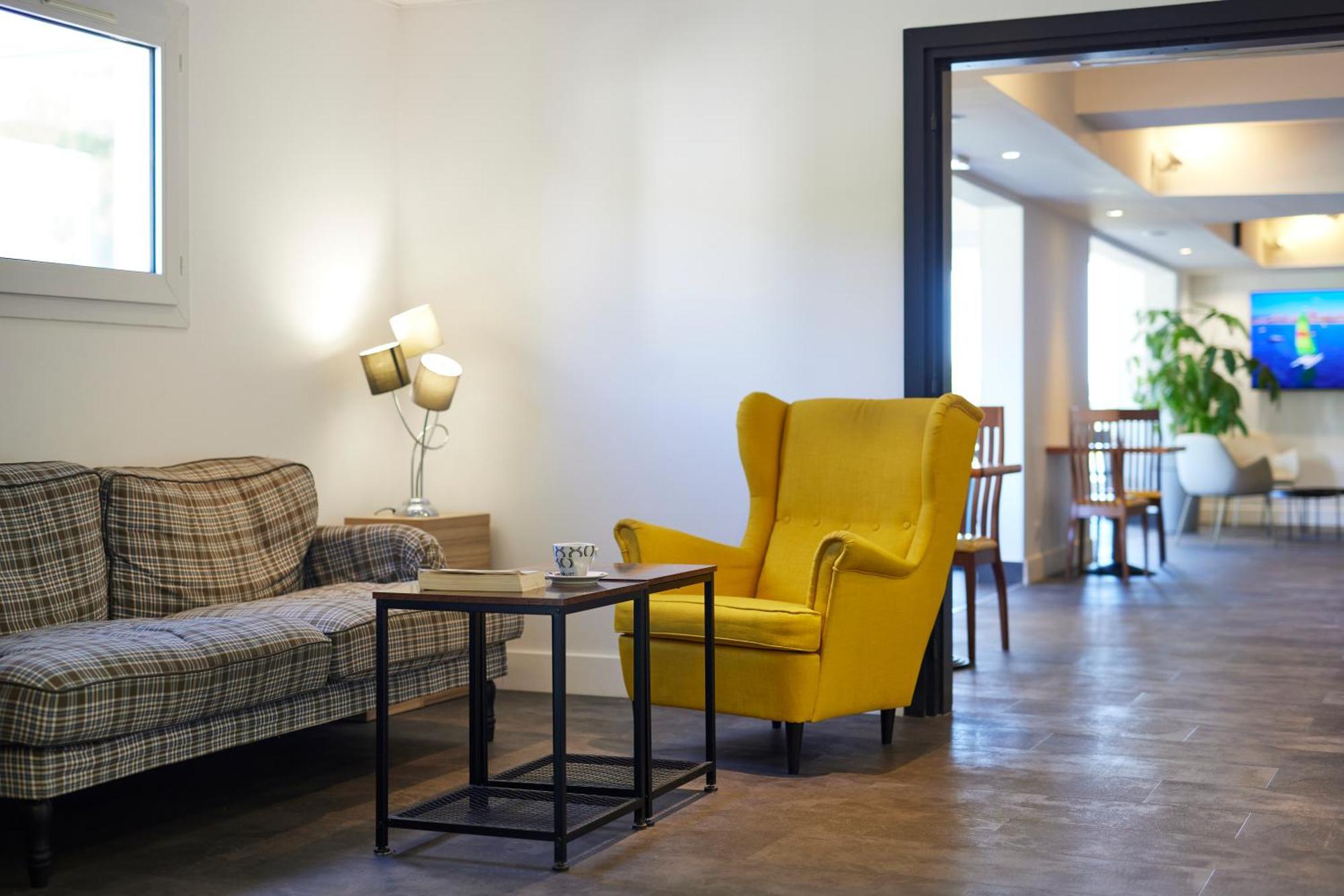Hotel Restaurant Kyriad Fréjus Eksteriør bilde