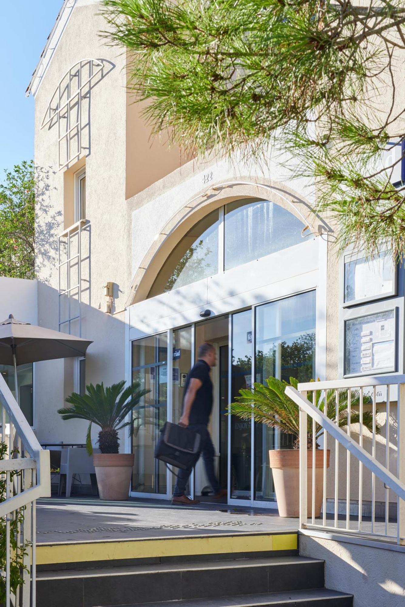 Hotel Restaurant Kyriad Fréjus Eksteriør bilde